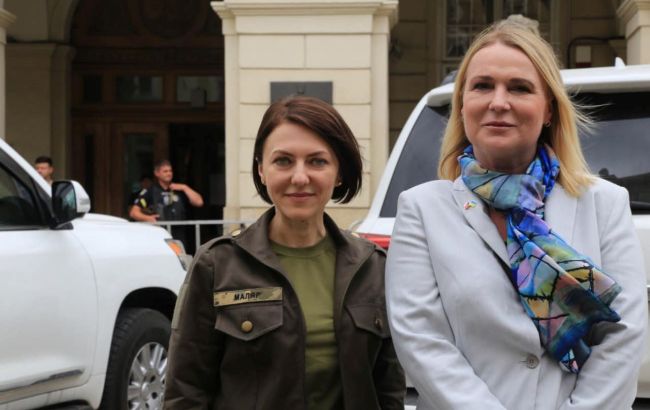 Обсудить войну и помощь. Министр обороны Чехии приехала в Украину