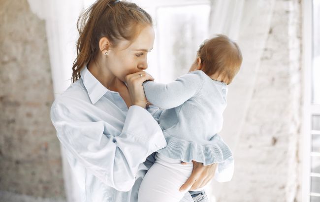 5 советов, которые вредят новорожденным детям: среди них - купание в травах