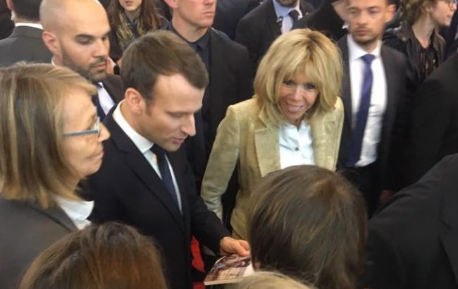 Макрон відмовився підходити до російського стенду на книжковому ярмарку в Парижі