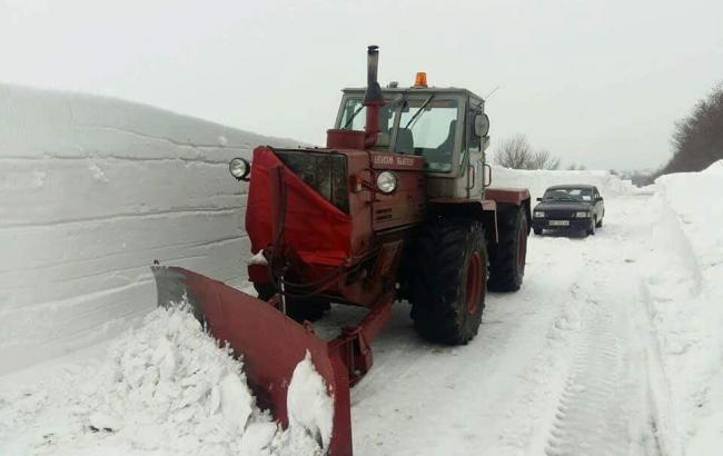 "Ось це весна": користувачі мережі здивувались величезних заметах снігу в Луганській області