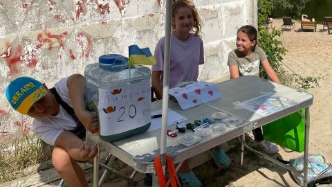 В Ирпене дети сами готовят и продают лимонад, чтобы помочь армии