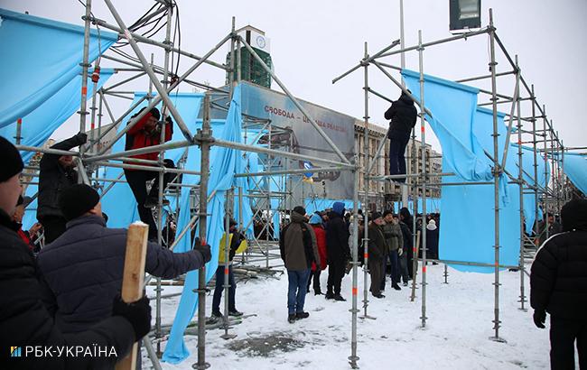 В центре Киева активисты начали разбирать конструкции на Майдане