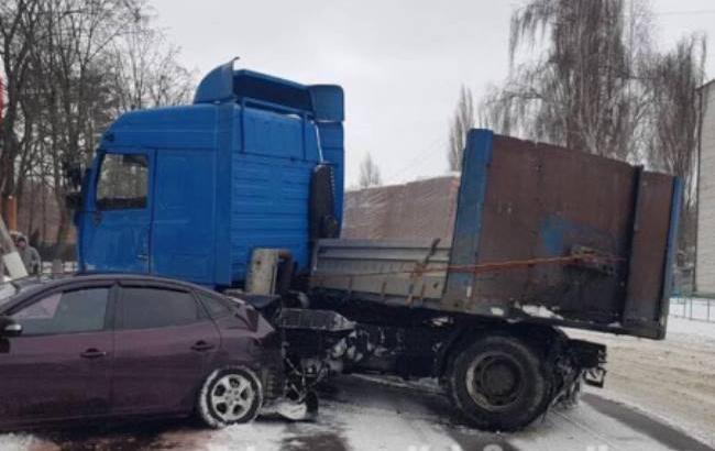 Большая авария: под Киевом фура въехала в припаркованные автомобили