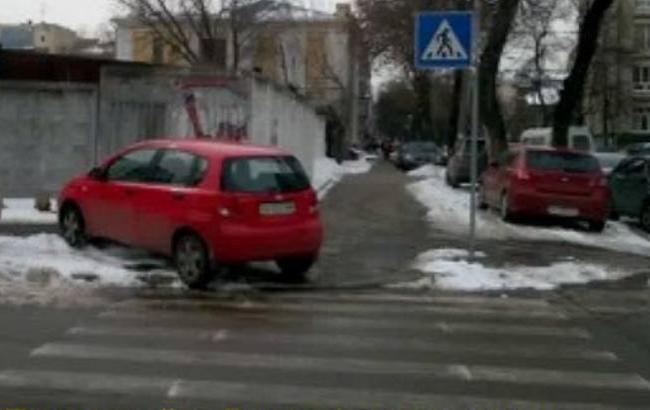 "Сделала замечание": в сети рассказали об очередном "герое парковки" в Киеве
