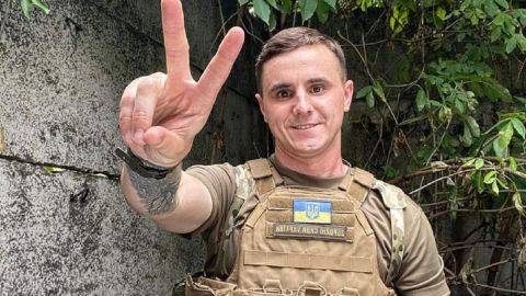 Українці 10-кілометровим живим ланцюгом на колінах зустрічали загиблого героя Юрія Тарана (відео)