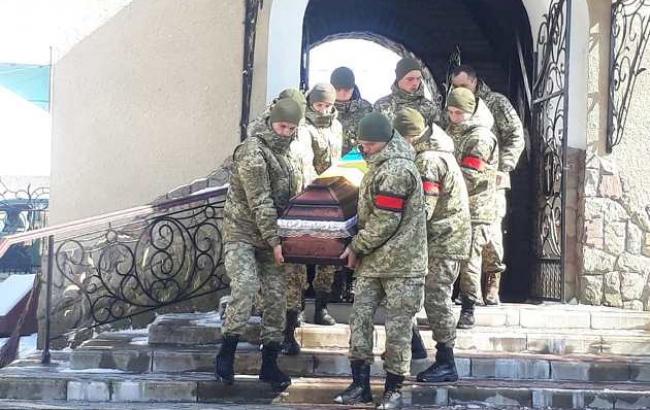 У Львівській області на колінах попрощалися з загиблими в зоні АТО прикордонником (фото, відео)