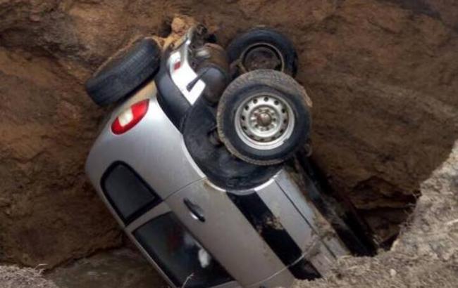 "Привет коммунальщикам": в Харькове машина "ушла" под землю