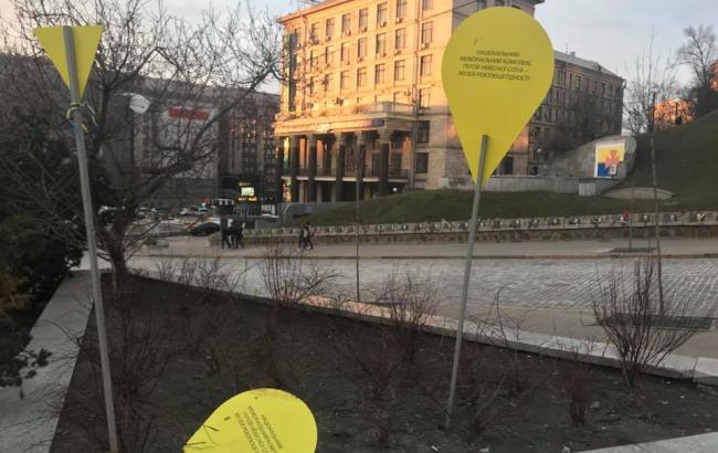 "Тут помирали люди": мережу обурили автохами на Алеї Героїв Небесної Сотні в Києві