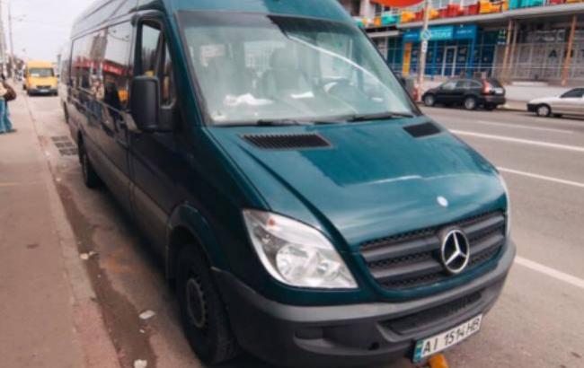 "Водій не побачив": у Києві Mercedes Sprinter збив жінку (фото)
