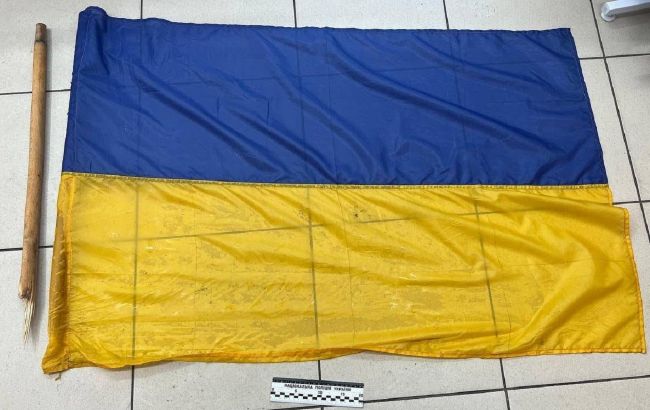 В Ровно неадекват сорвал и поиздевался над флагом Украины: карма постигла мгновенно (фото)