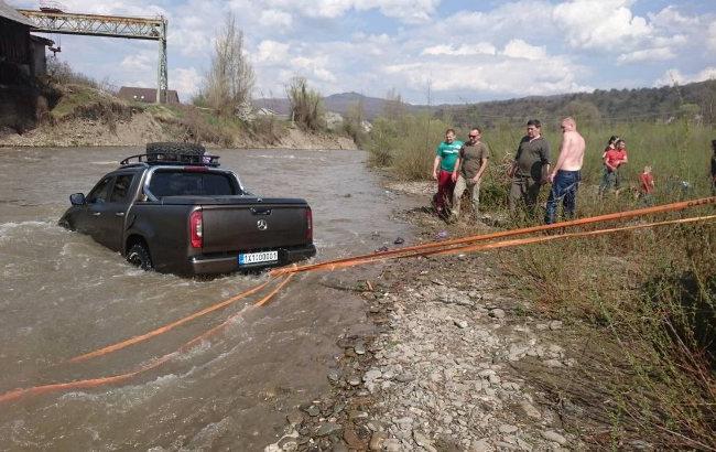 "Хотел помыть": житель Закарпатья утопил в речке свой автомобиль (фото)