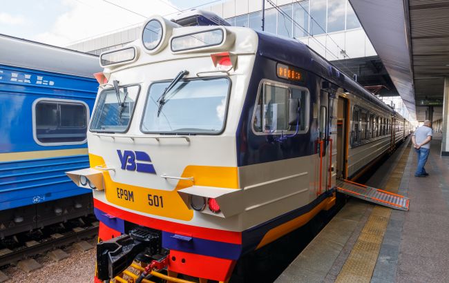 Росіяни вдарили по електровозу у Дніпропетровській області, є загиблий та поранений