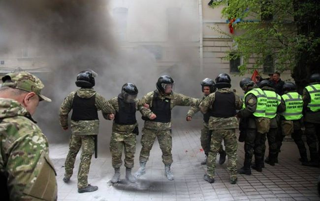 На массовых мероприятиях к 9 мая в Украине пострадали 8 полицейских