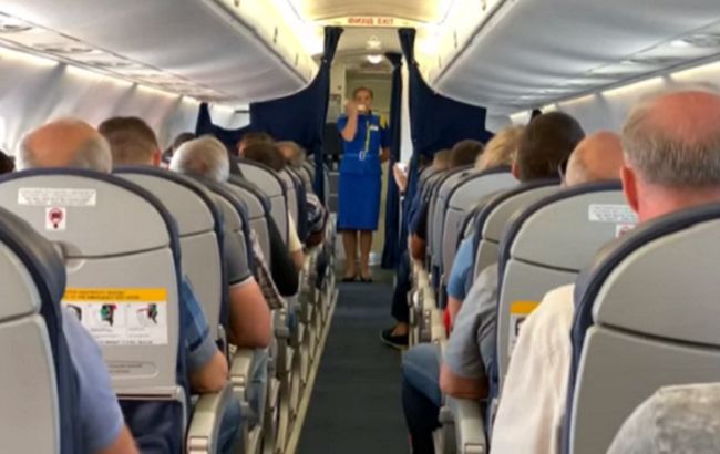 Зворушливо до сліз: бортпровідниця літака виконала в небі Гімн України (відео)