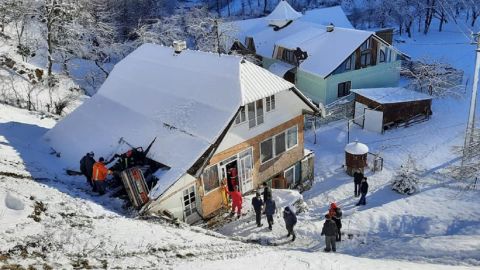 На Прикарпатті жінка "припаркувала" авто на даху будинку: фото незвичайної ДТП