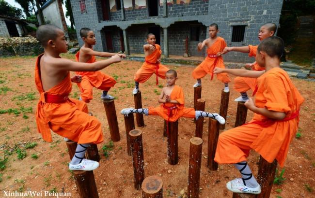 Это кунг фу: шаолиньские монахи горлом ломали острые копья