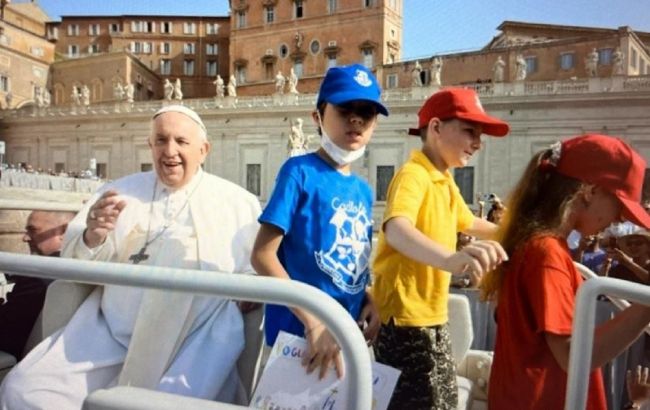 Дети из Украины проехали с Франциском на папамобиле, а понтифику подарили рисунки (видео)