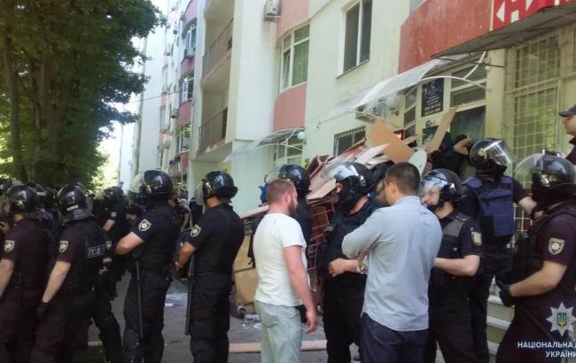 В Одессе между двумя группами возник конфликт, полиция пытается предотвратить столкновения