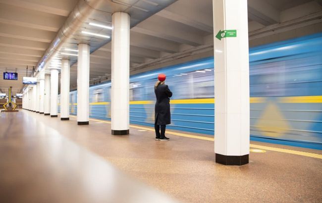 Метро в Києві відновлює рух обома коліями на "синій" та "зеленій" гілках