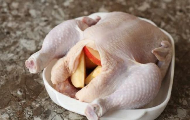 Чи треба мити курку перед запіканням: помилка, яку роблять майже всі