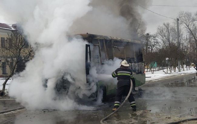 В Харькове возле вокзала вспыхнула и полностью сгорела маршрутка: видео ЧП