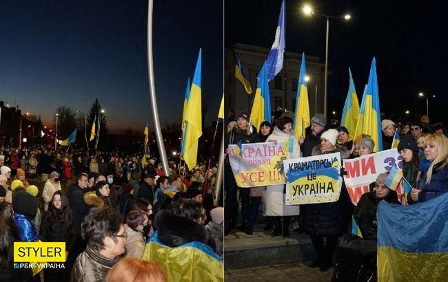 Жители Краматорска массово вышли на митинг за Украину: с флагами, лозунгами и гимном (видео, фото)