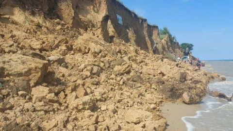 Масштабний зсув на курорті під Одесою: з'явилося відео рятувальної операції