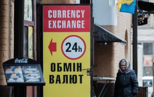 Долар дешевшає: курси в обмінних пунктах України