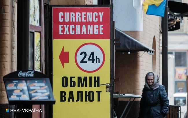 Доллар дешевеет: курсы в обменных пунктах Украины