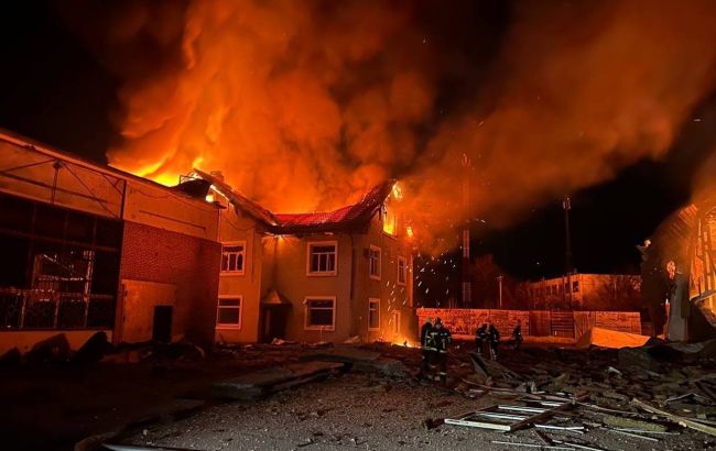 В Київській області сталась пожежа внаслідок нічної атаки, також є руйнування
