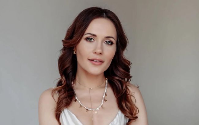 Джинсы цвета кокосового молока - тренд весны 2025: как их носит Наталка Денисенко