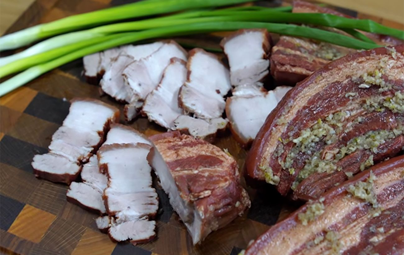 Сало "як копчене", але без диму: секретний спосіб у цибулевому лушпинні (відео)