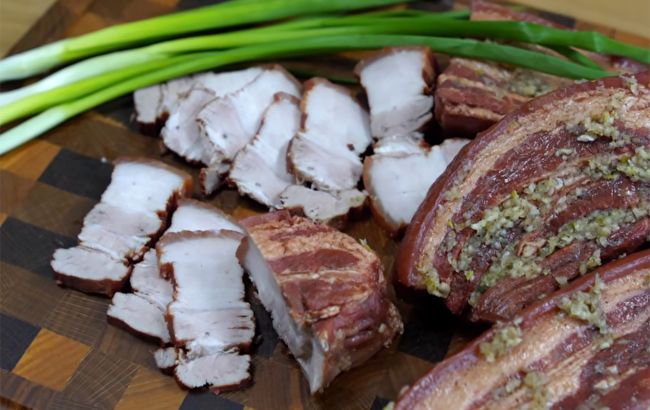 Сало "як копчене", але без диму: секретний спосіб у цибулевому лушпинні (відео)