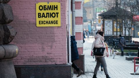 Доллар и евро дешевеют: какие курсы в обменниках в начале апреля