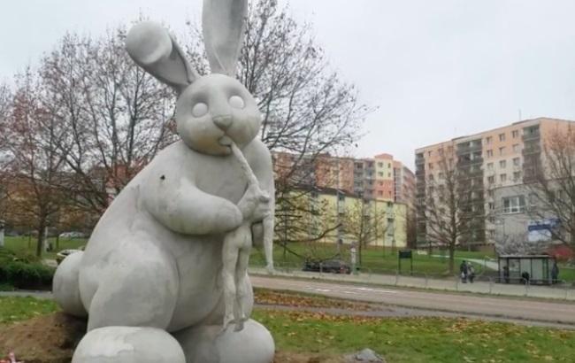 В Чехии появилась скульптура гигантского кролика, пожирающего человека