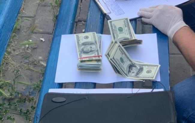 Збували до 50 тисяч "доларів" на місяць: СБУ викрила групу фальшивомонетників