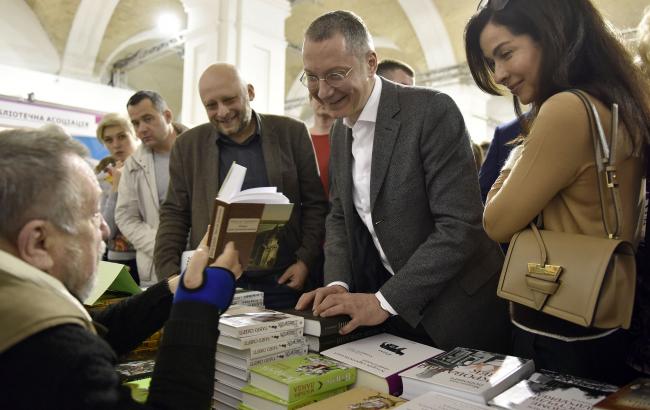 Ложкин задекларировал коллекцию картин, книг и беговую дорожку