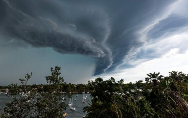 Мощный циклон "Дебби" пересек береговую линию на севере Австралии