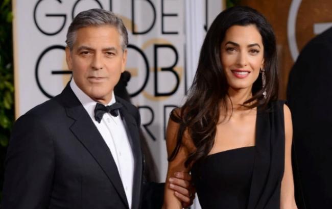 Джорджа Клуні вперше помітили на публіці з новонародженими близнюками