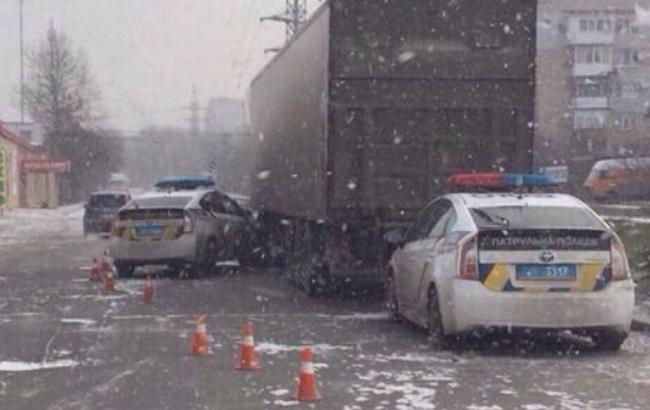 У Миколаєві поліцейський автомобіль зіткнувся з фурою, є травмовані