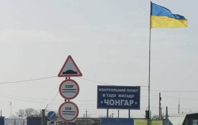 Уже восьмая: украинка переклеила фото в паспорте и пыталась въехать в Крым