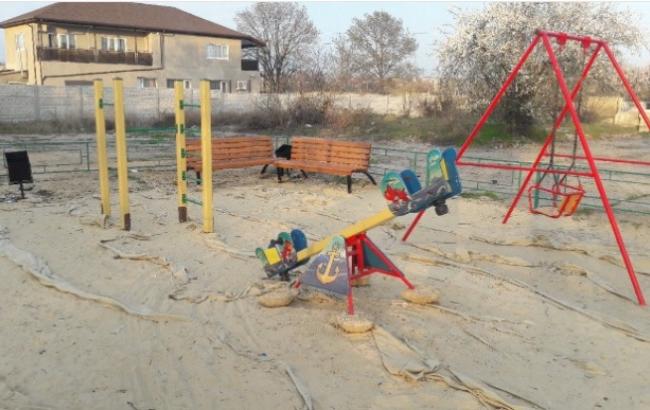 "Грязевая ванна": в сети показали печальное фото детской площадки в Крыму