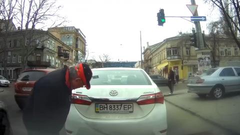 "Прикинувся "шланго": в Одесі аферист намагався влаштувати фейкове ДТП (відео)