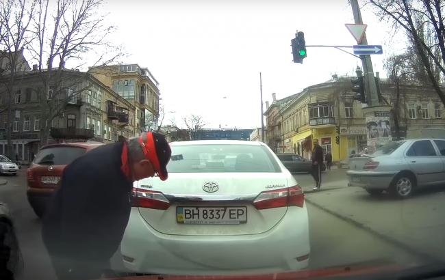 "Прикинулся "шлангом": в Одессе аферист пытался устроить фейковое ДТП (видео)