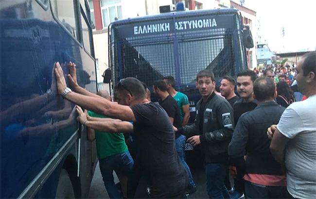 В Греции произошли массовые беспорядки во время визита на Лесбос премьер-министра страны
