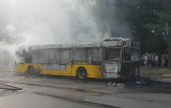 У Києві згорів автобус: з'явилися деталі події