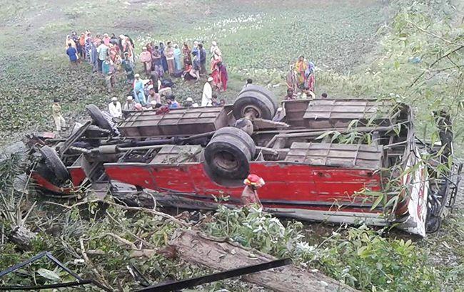 В Бангладеш более 10 человек погибли при столкновении автобуса с грузовиком