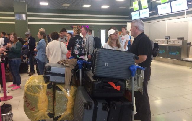 Задержка рейсов в аэропорту "Киев": более 170 пассажиров заселены в отели