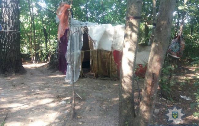 Под Киевом женщина с двумя детьми жила в палатке среди леса