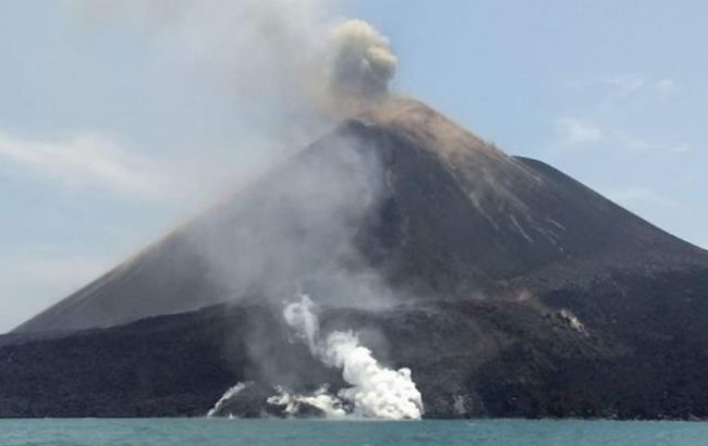 В Индонезии началось извержение вулкана Кракатау